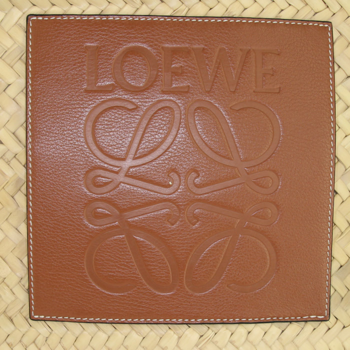 Loewe Basket bag shopping bag in beige raphia and brown leather - Detail D3