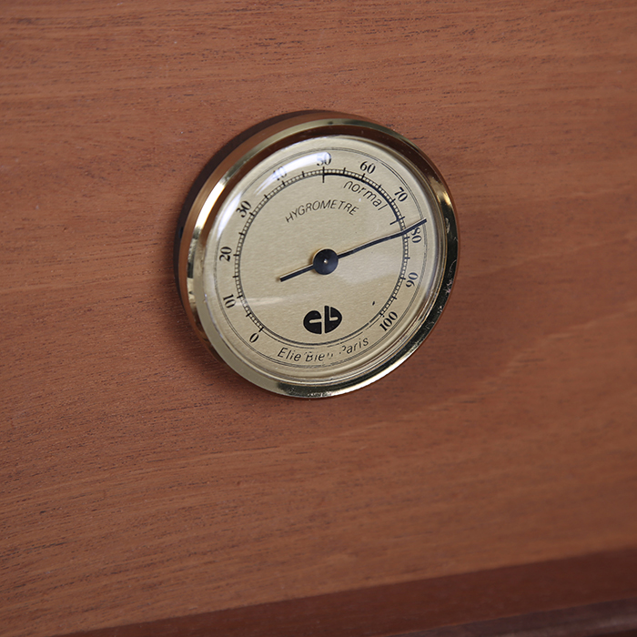 Hermès, grande et rare cave à cigares, en ébène de Macassar verni, à décor de H marquetés, les poignées en laiton, signée, vers 1980 - Detail D4