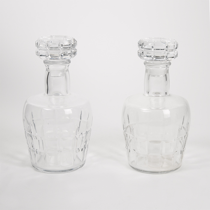 Hermès, porte-carafes, en cuir box bordeaux surpiqué, laiton doré et carafes en cristal de Baccarat, signé, des années 1950 - Detail D3