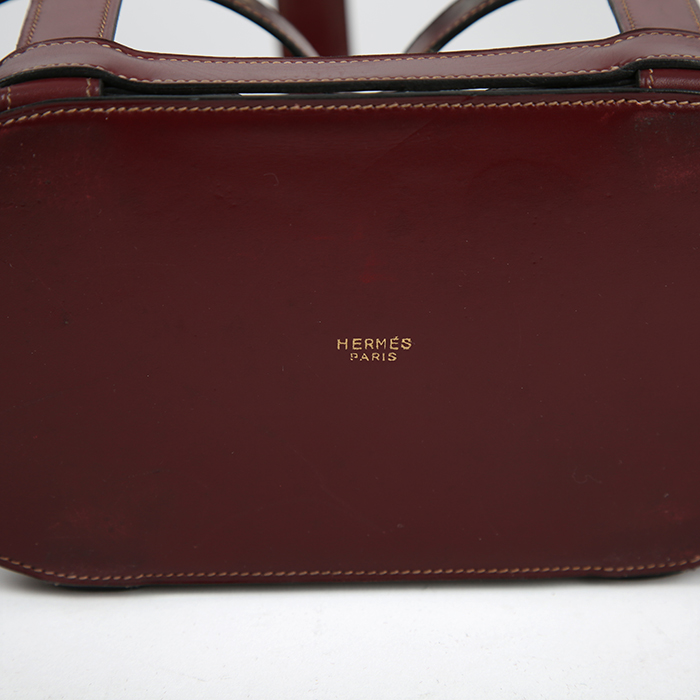 Hermès, decanter-holder, in burgundy box leather stichted, golden brass and decanters in Baccarat crystal, signed, from the 1950's - Detail D4