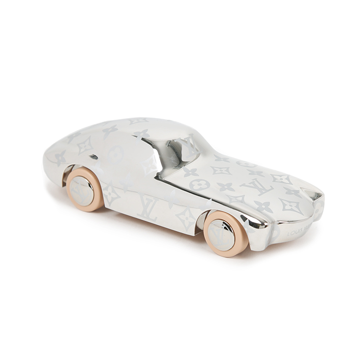 Louis Vuitton, paperweight "Voguez volez voyagez", in engraved aluminum with Monogram decoration and leather, from the 2010's - Detail D1