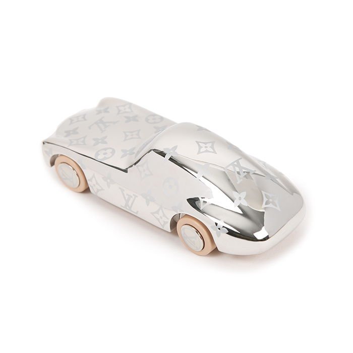 Louis Vuitton, presse-papier "Voguez volez voyagez", en aluminium gravé à motifs Monogram et cuir, des années 2010