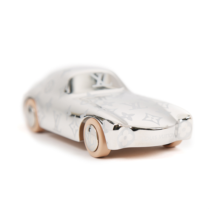 Louis Vuitton, paperweight "Voguez volez voyagez", in engraved aluminum with Monogram decoration and leather, from the 2010's - Detail D3