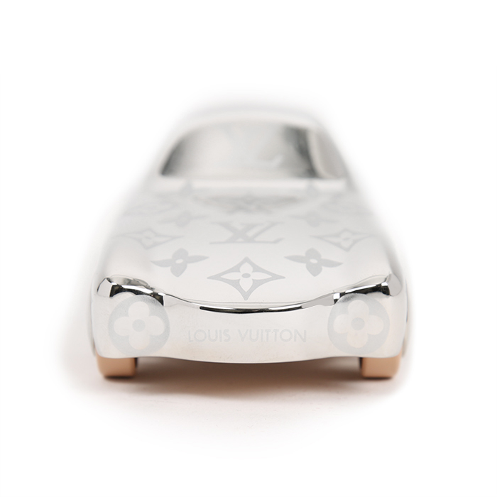 Louis Vuitton, paperweight "Voguez volez voyagez", in engraved aluminum with Monogram decoration and leather, from the 2010's - Detail D4