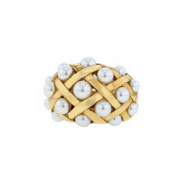 Anello bombato Chanel Baroque modello grande in oro giallo e perle Anello bombato Chanel Baroque modello grande in oro giallo e perle