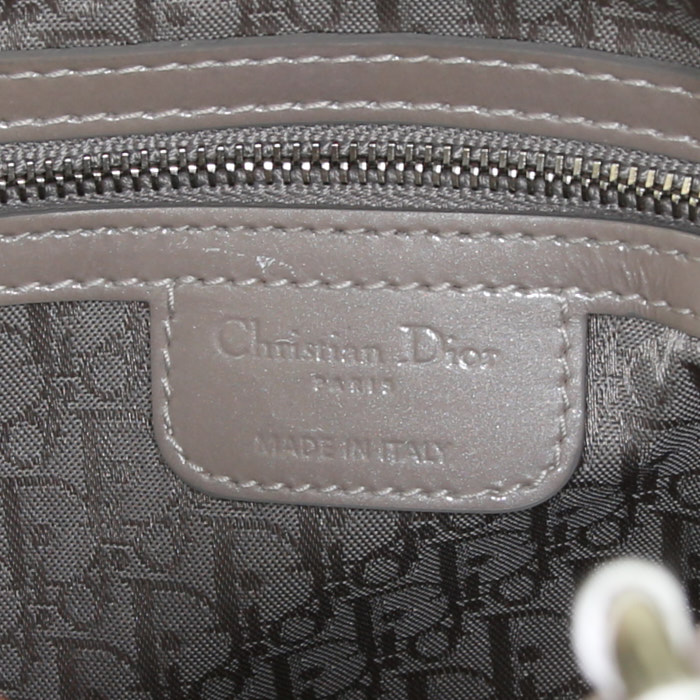 Dior Lady Dior medium model handbag in beige and rosy beige patent leather - Detail D4