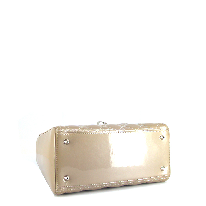Sac à main Dior Lady Dior moyen modèle en cuir verni beige et beige-rosé - Detail D5