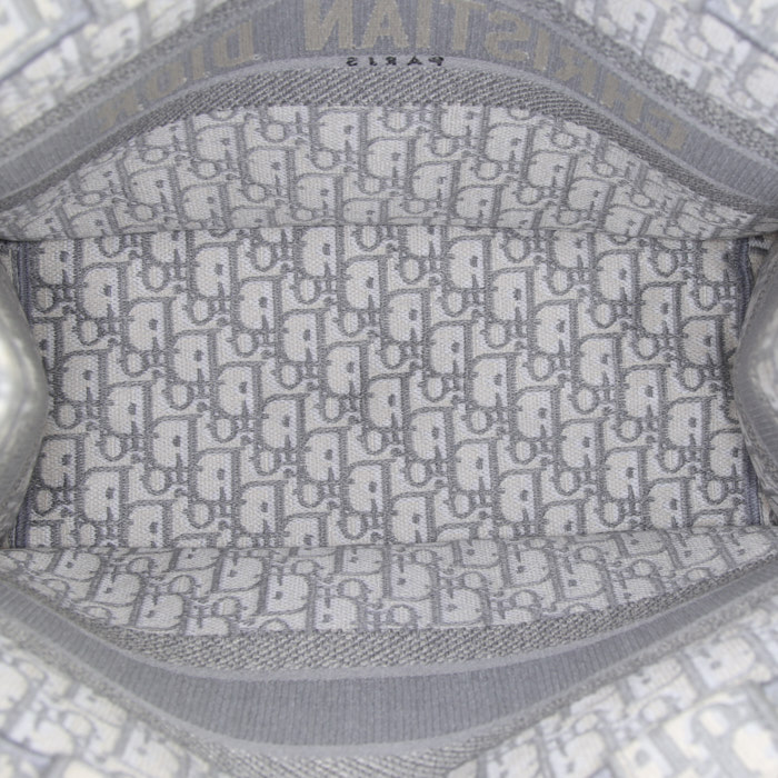 Sac cabas Dior Book Tote moyen modèle en toile monogram grise et blanche - Detail D2