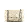 Bolso de mano Chanel 2.55 en cuero acolchado plateado - 360 thumbnail