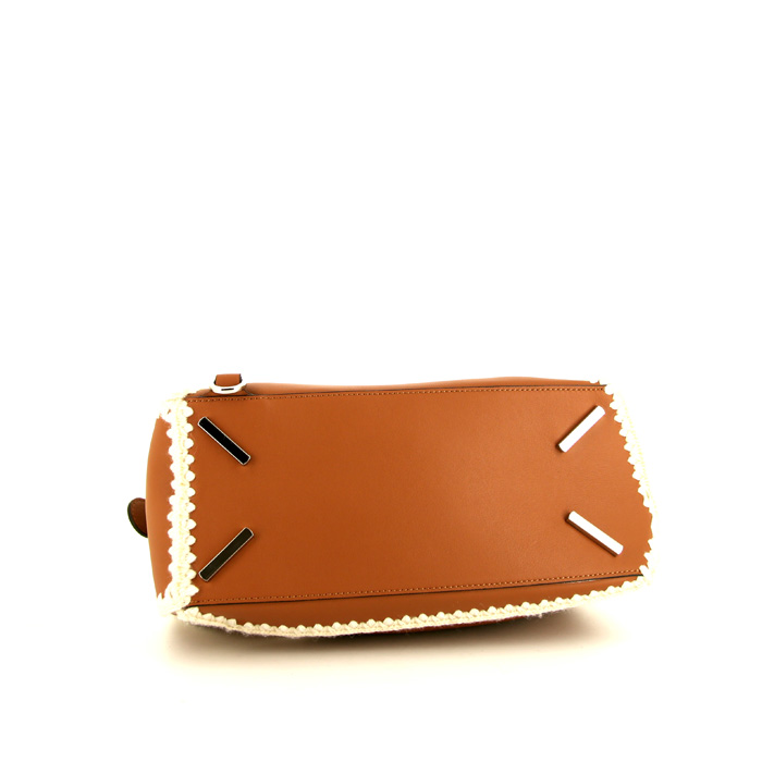 Bolso de mano Loewe Puzzle  en cuero color camel - Detail D5