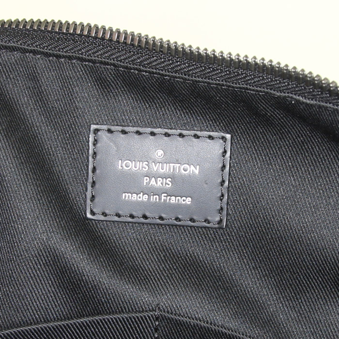 Porta-documentos Louis Vuitton Explorer en lona Monogram gris y cuero negro - Detail D4