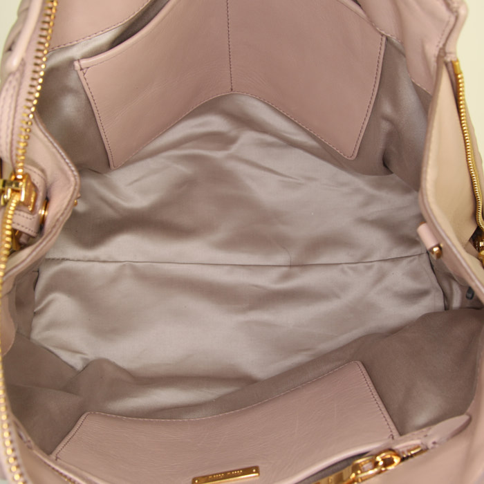 Miu Miu Matelassé handbag in varnished pink quilted leather - Detail D2