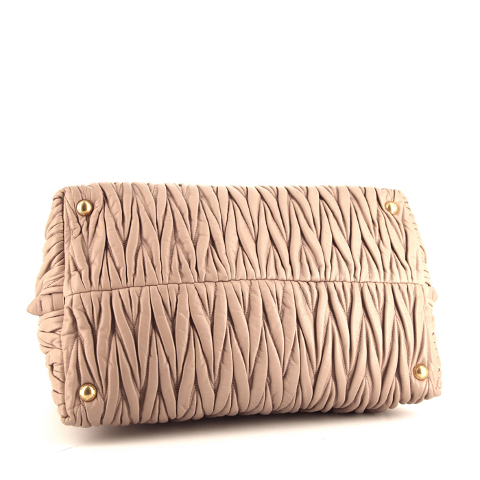 Miu Miu Matelassé handbag in varnished pink quilted leather - Detail D4
