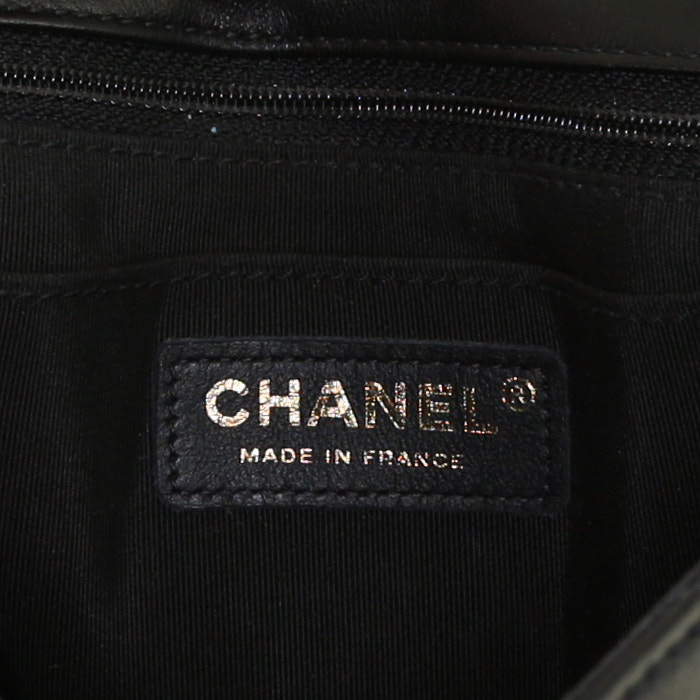 Sac bandoulière Chanel en cuir matelassé noir - Detail D3