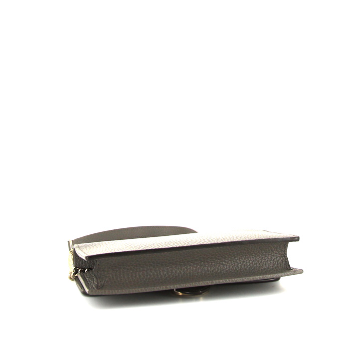 Bolso bandolera Gucci Interlocking G en cuero granulado gris - Detail D4