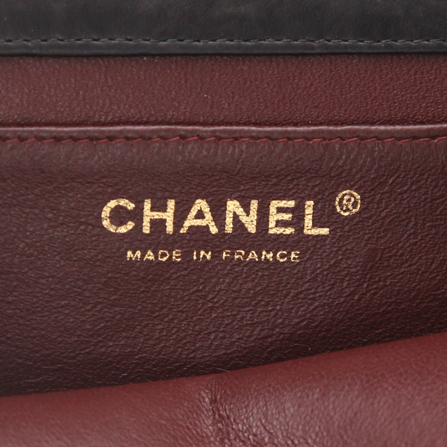 Bolso para llevar al hombro o en la mano Chanel Mademoiselle en cuero acolchado negro - Detail D2