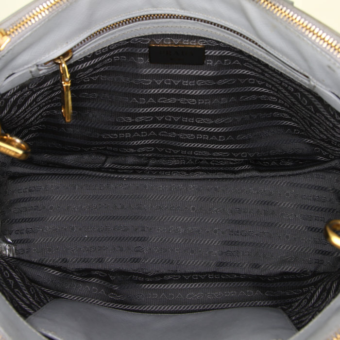 Bolso de mano Prada  Galleria en cuero gris - Detail D3
