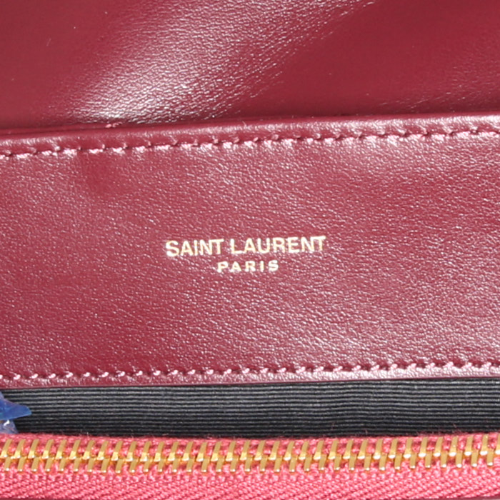 Sac bandoulière Saint Laurent Loulou moyen modèle en cuir matelassé chevrons bordeaux - Detail D4