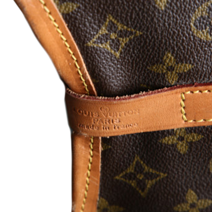 Funda protectora para ropa Louis Vuitton Porte-habits en lona Monogram marrón y cuero natural - Detail D3