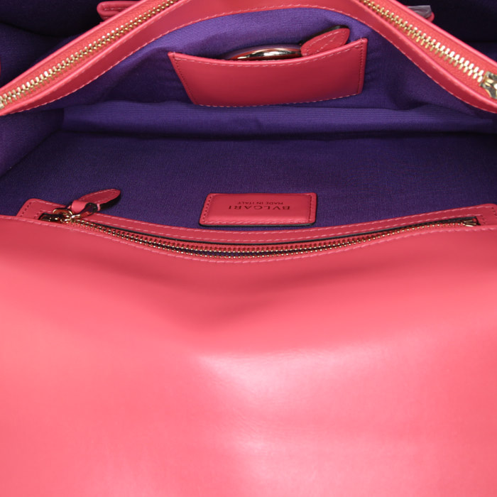 Bulgari Serpenti bag worn on the shoulder or carried in the hand in pink leather - Detail D3