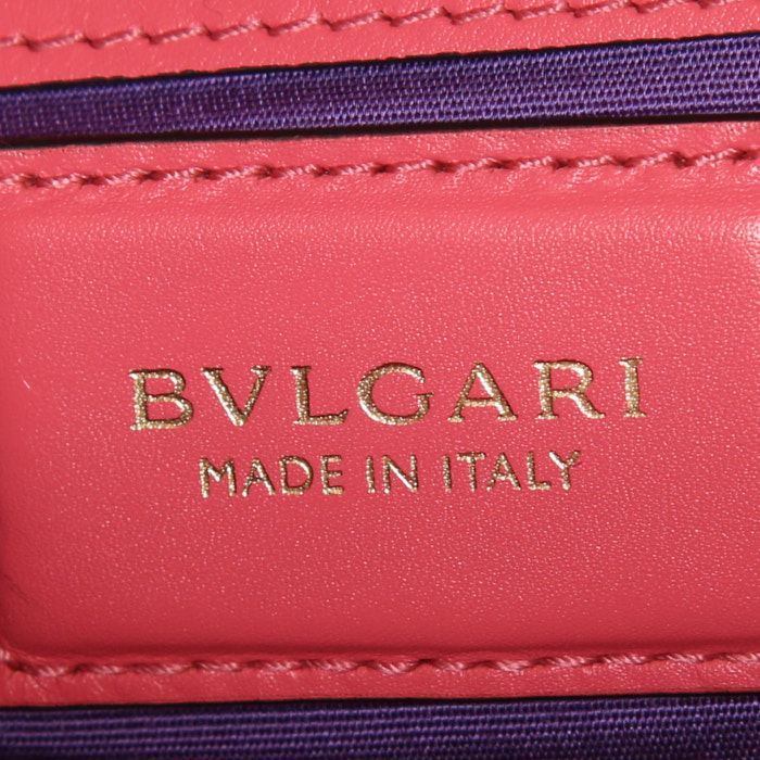 Bolso para llevar al hombro o en la mano Bulgari Serpenti en cuero rosa - Detail D4