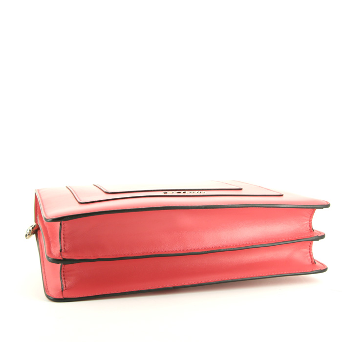 Bolso para llevar al hombro o en la mano Bulgari Serpenti en cuero rosa - Detail D5