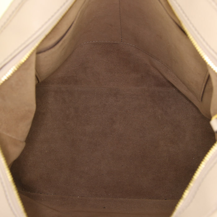 Sac à main Louis Vuitton en cuir Mahina beige - Detail D3
