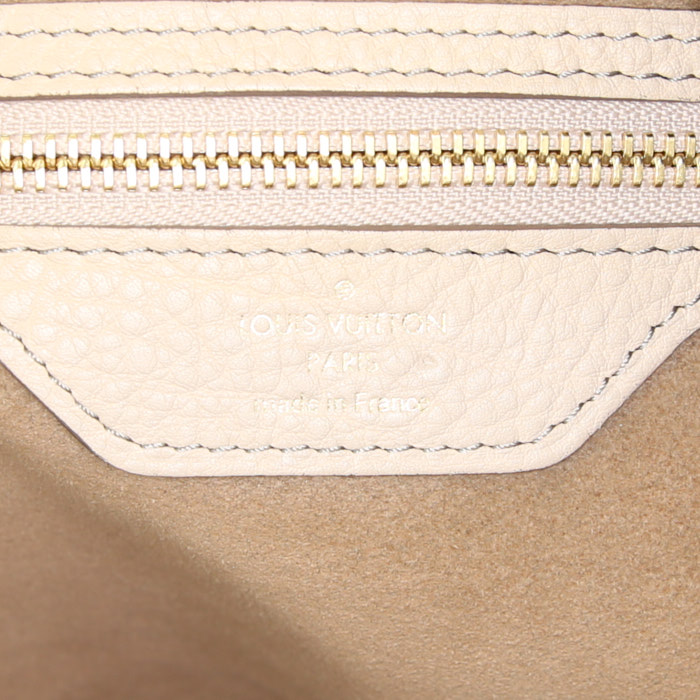 Bolso de mano Louis Vuitton en cuero mahina beige - Detail D4