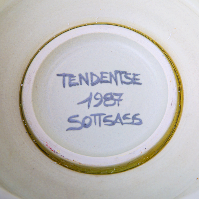 Ettore Sottsass, rare coupe "Fruttiera con manici", en céramique émaillée, édition Tendentse, production Alessio Sarri, signée, de 1987 - Detail D3