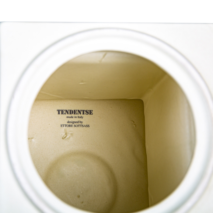 Ettore Sottsass, vase totem "Vaso", en céramique émaillée, édition Tendentse, production Alessio Sarri, tampon de l'éditeur, création 1986 - Detail D4