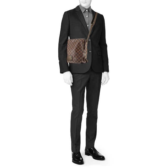 Sac bandoulière Louis Vuitton Brooklyn en toile damier ébène et cuir marron - Detail D1