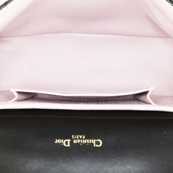 Bolso para llevar al hombro o en la mano Dior Miss Dior en cuero acolchado negro - Detail D3