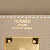 Bolso de mano Hermès Kelly 28 cm en cuero togo marrón etoupe - Detail D4 thumbnail