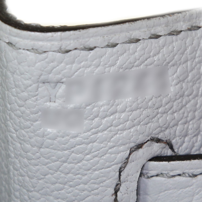 Bolso de mano Hermes Kelly 32 cm en cuero togo azul Brume - Detail D5