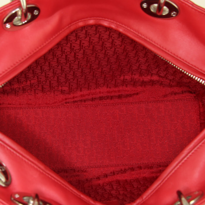 Bolso de mano Dior Lady Dior en cuero cannage rojo - Detail D2