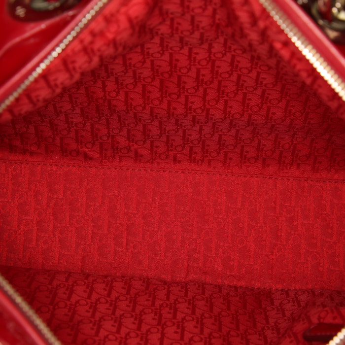 Sac à main Dior Lady Dior grand modèle en cuir verni rouge - Detail D3