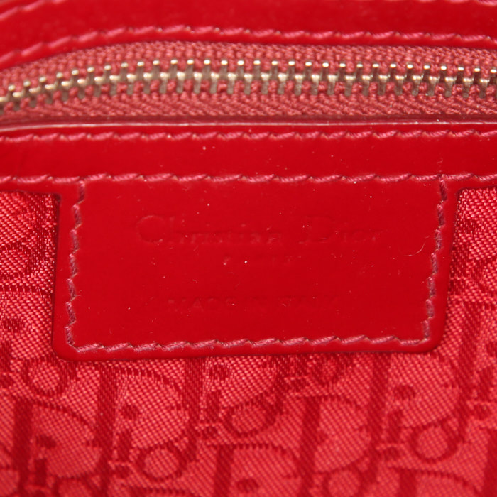 Sac à main Dior Lady Dior grand modèle en cuir verni rouge - Detail D4