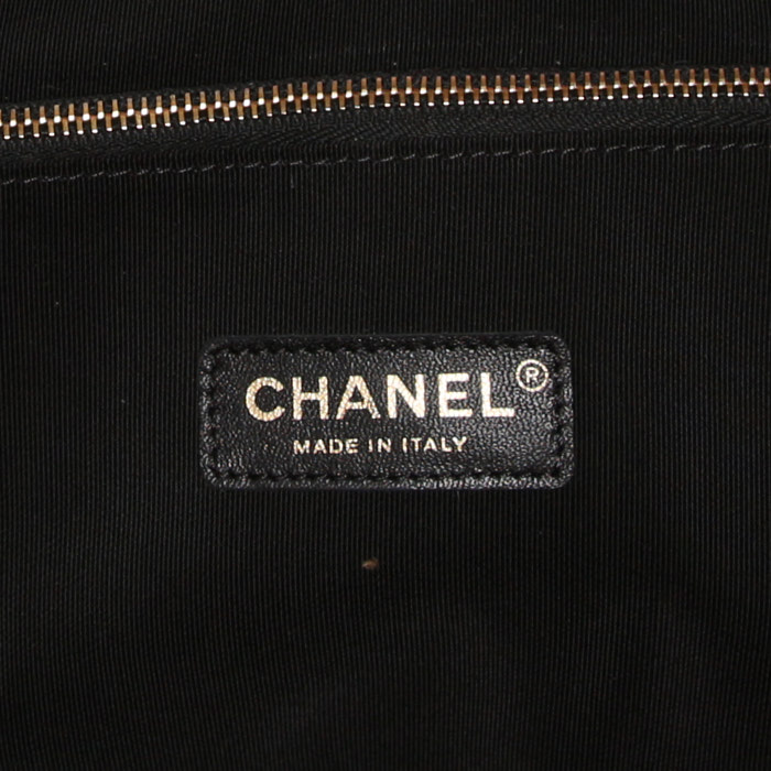 Bolso de mano Chanel  31 en lona acolchada negra y cuero rosa - Detail D4