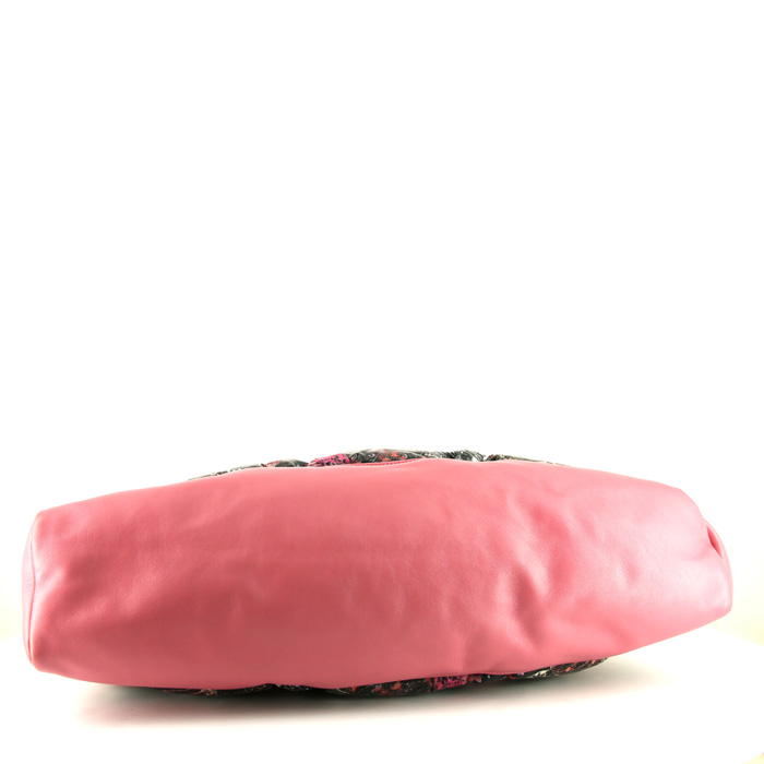 Bolso de mano Chanel  31 en lona acolchada negra y cuero rosa - Detail D5