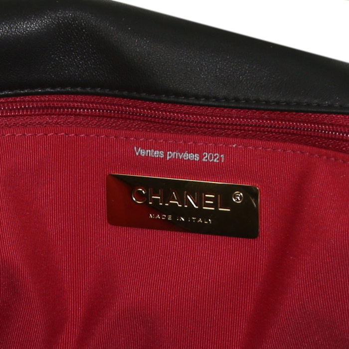 Bolso de mano Chanel 19 en cuero acolchado negro - Detail D4