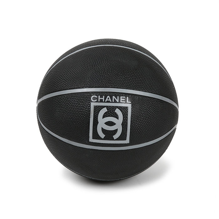 Chanel, Ballon de basket, en caoutchouc grainé noir, accessoire de sport, signé, des années 2010 - Detail D1