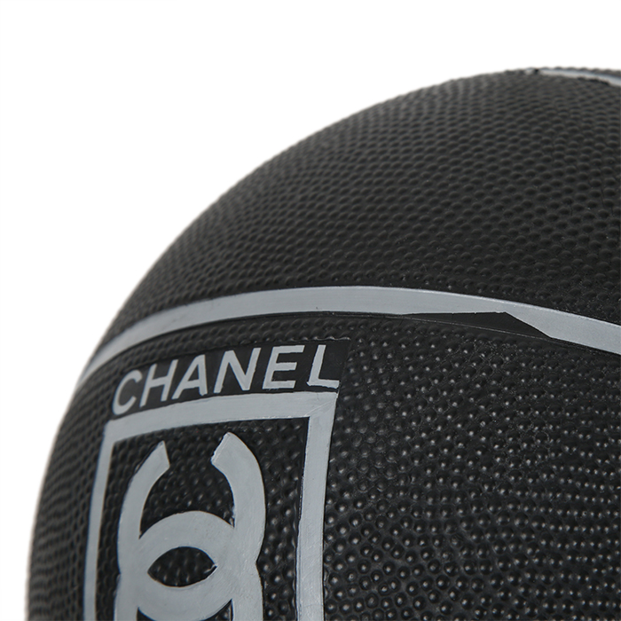 Chanel, Basket ball, in black grained rubber, sport accessory, signed, from the 2010's - Detail D2