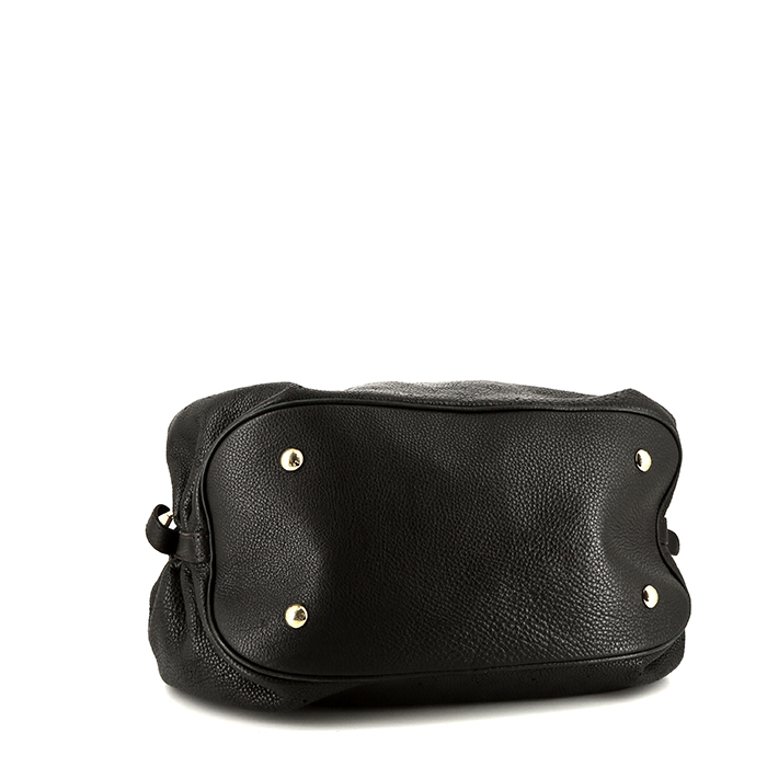 Sac à main Louis Vuitton L en cuir Mahina noir - Detail D4