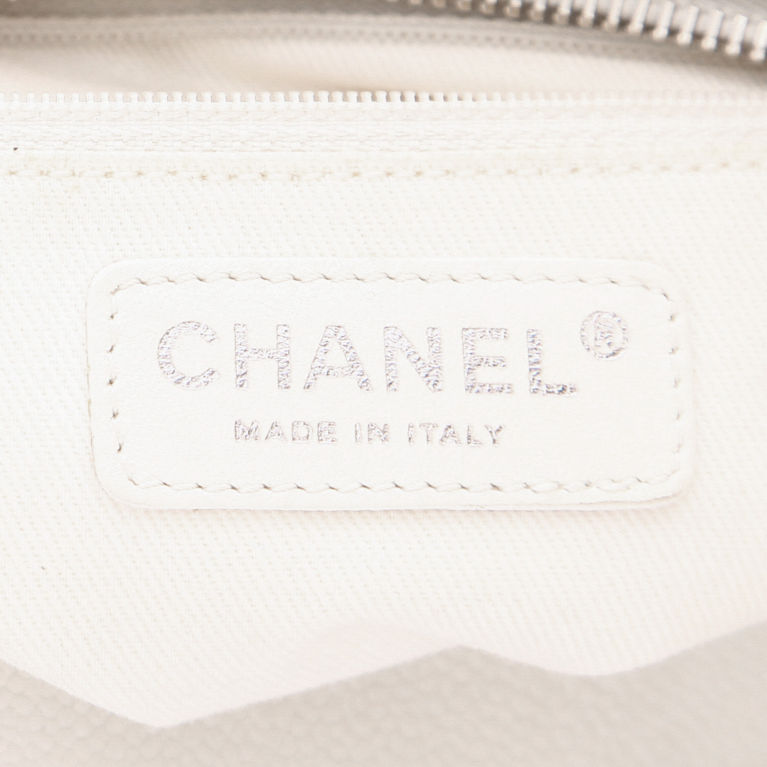 Chanel Petit Shopping handbag in cream color quilted leather - Detail D2