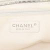 Bolso de mano Chanel Petit Shopping en cuero acolchado color crema - Detail D3 thumbnail