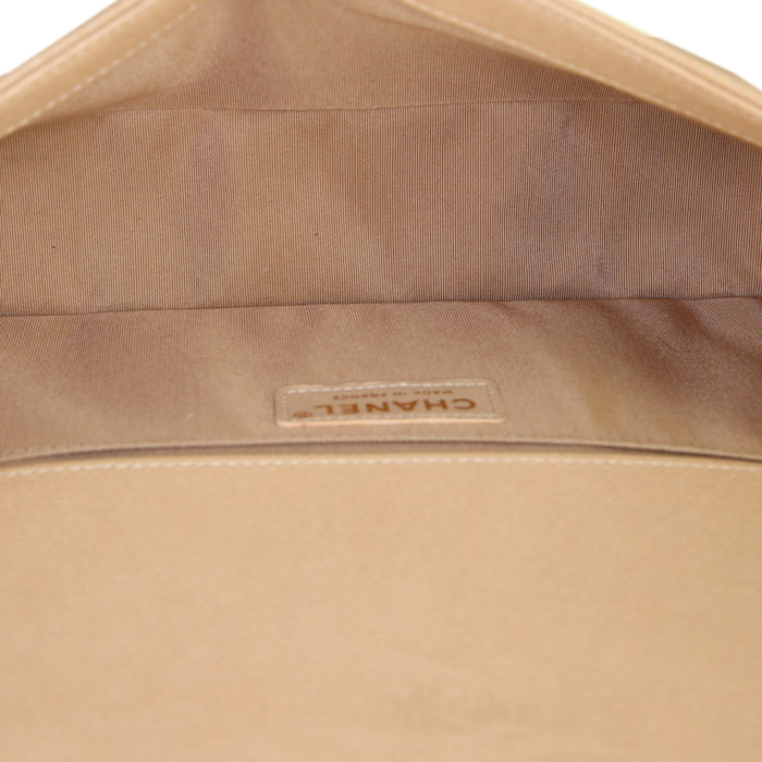 Bolso de mano Chanel Boy en cuero acolchado beige - Detail D3