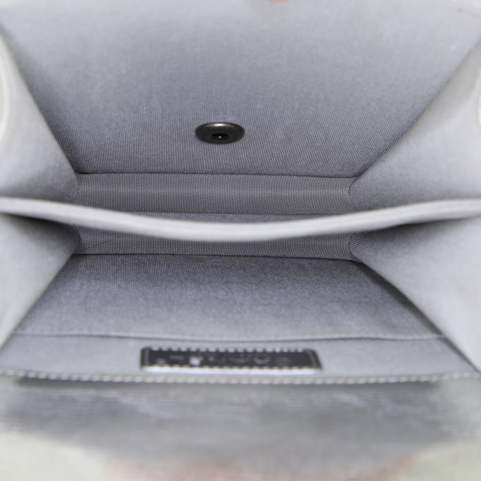 Chanel Boy shoulder bag in silver quilted leather - Detail D3