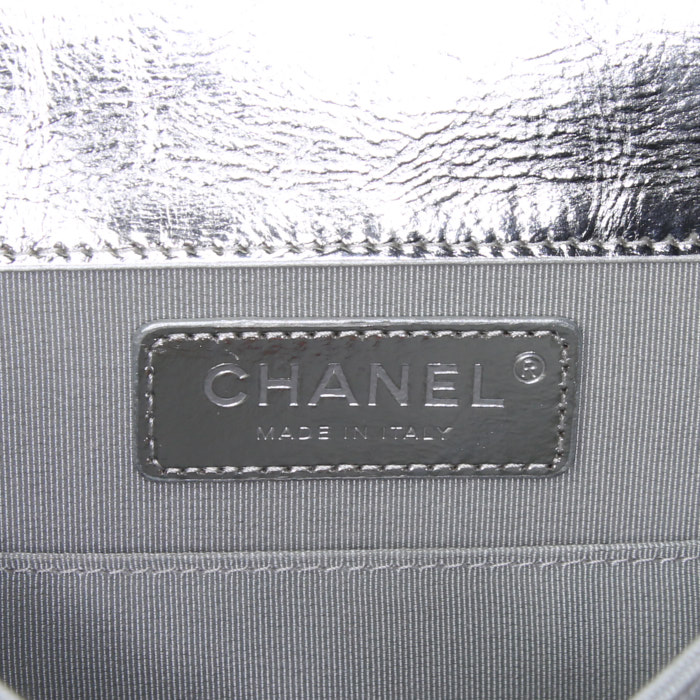 Chanel Boy shoulder bag in silver quilted leather - Detail D4