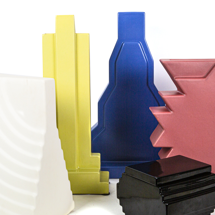 Ettore Sottsass, vase sculpture "Y15" de la série Yantra pour Design Center, en céramique émaillée vert, signé, création 1969, édition des années 1980 - Detail D5