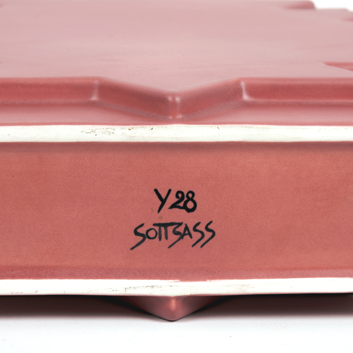 Ettore Sottsass, vase sculpture "Y28", en céramique émaillée rose, édition EAD pour la galerie Modernariato, signé, des années 1990 - Detail D4